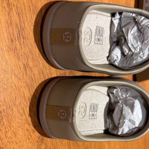 lululemon athletica Tan Slip-On Shoes size 8 - Picture 5 of 5